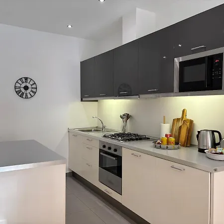 Malta Seaside 2 Bedroom Flat 아파트 슬리에마
